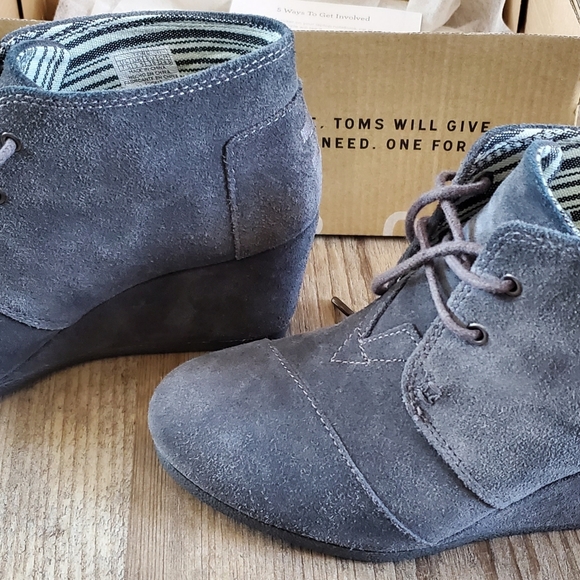 Tom's wedge heel lace up ankle gray 7.5 - Picture 4 of 6